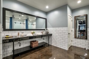 淋浴设施、吹风机