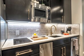 Fridge, microwave, stovetop, dishwasher