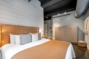 6 bedrooms, iron/ironing board, WiFi, bed sheets