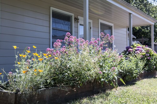 1 Bedroom Cottage Walking Distance to Down Town