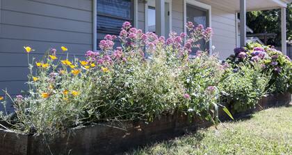 1 Bedroom Cottage Walking Distance to Down Town