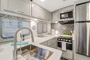 ثلاجة، ميكروويف، فرن، موقد طهي مسطح