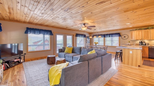 Pet-Friendly/Mountain Views/Roaming Elk/Wrap-Around Porch!