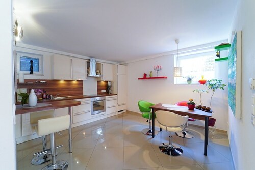 Ferienwohnung 47 qm im Souterrain, hell und modern, ruhig mit Gartenmitbenutzung