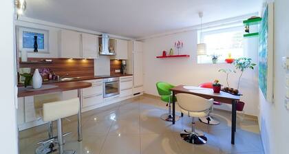 Ferienwohnung 47 qm im Souterrain, hell und modern, ruhig mit Gartenmitbenutzung