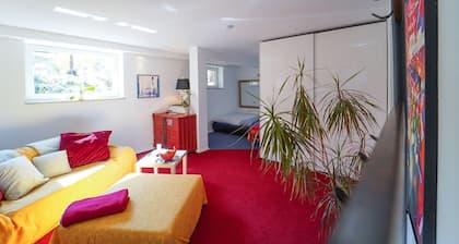 Ferienwohnung 47 qm im Souterrain, hell und modern, ruhig mit Gartenmitbenutzung