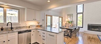 Upscale Hamptons Home: 1 Mi to Sammys Beach!