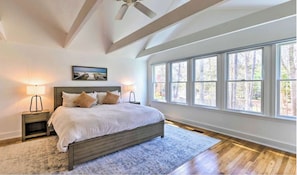 3 間睡房、書桌、熨斗/熨衫板、可攜式嬰兒床