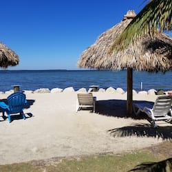 Playa privada, sillas reclinables de playa