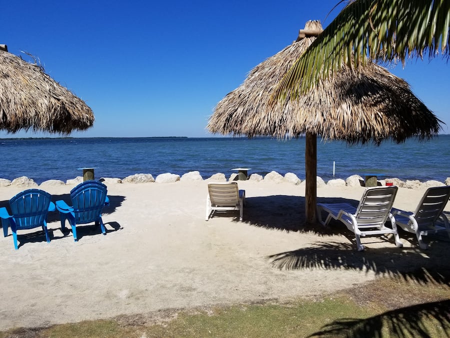 Pantai pribadi dan kursi berjemur