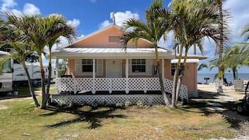 Superior Cabin | Free WiFi, bed sheets