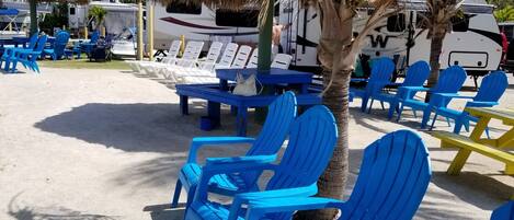 Playa privada, sillas reclinables de playa