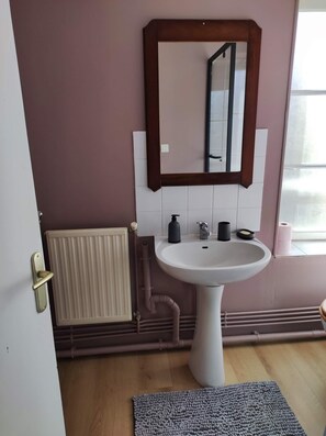 Dusche, Handtücher, Toilettenpapier