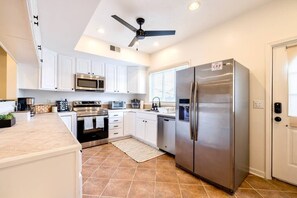 Frigorífico, microondas, horno y placa de cocina