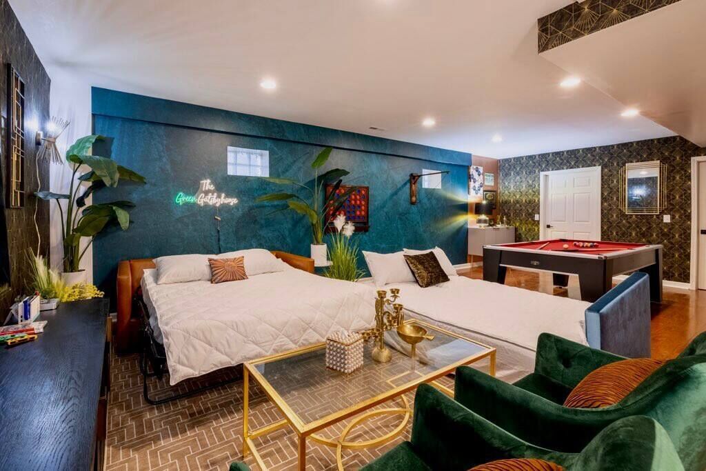 3 bedrooms, desk, iron/ironing board, travel crib