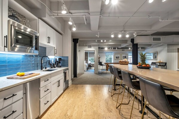 Fridge, microwave, stovetop, dishwasher