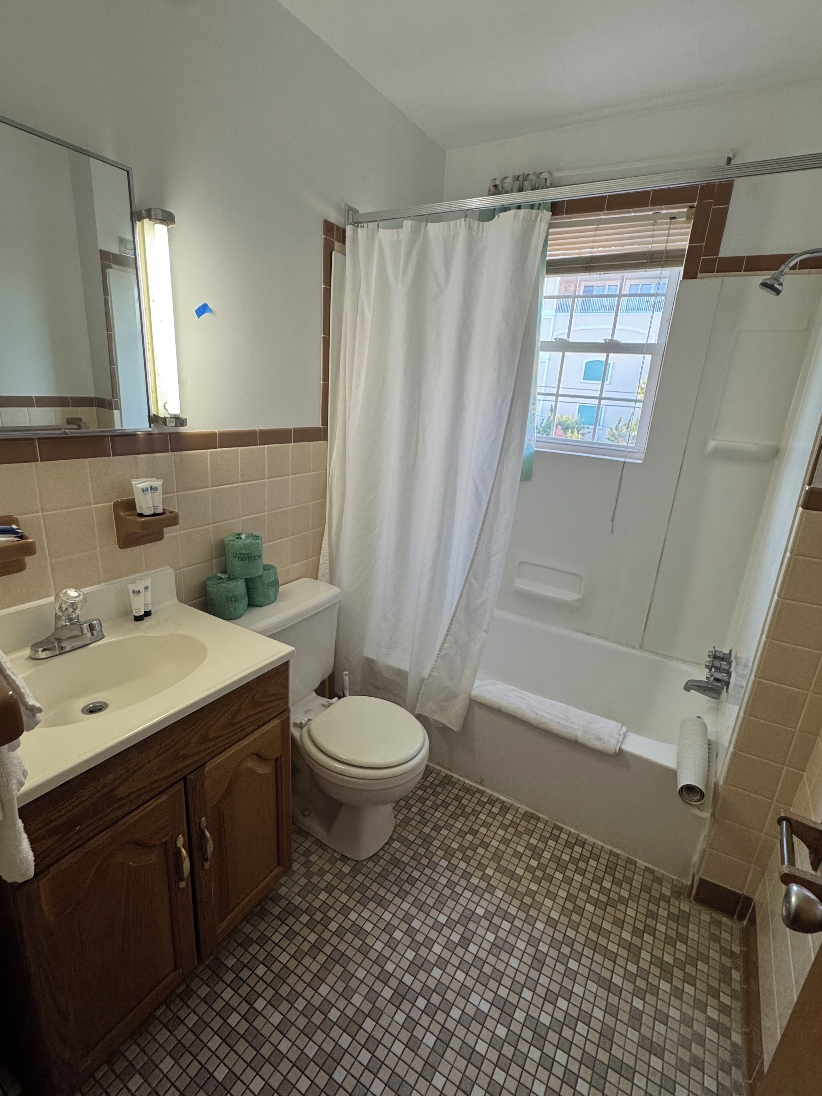 Une salle de bain avec un lavabo, des toilettes et une baignoire.