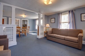 Leilighet, 2 soverom | Oppholdsområde | En 32-tommers TV med kabel-kanaler