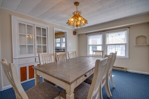 32-inch TV with cable channels - Majestic Hotel & Apartments (Ocean City)