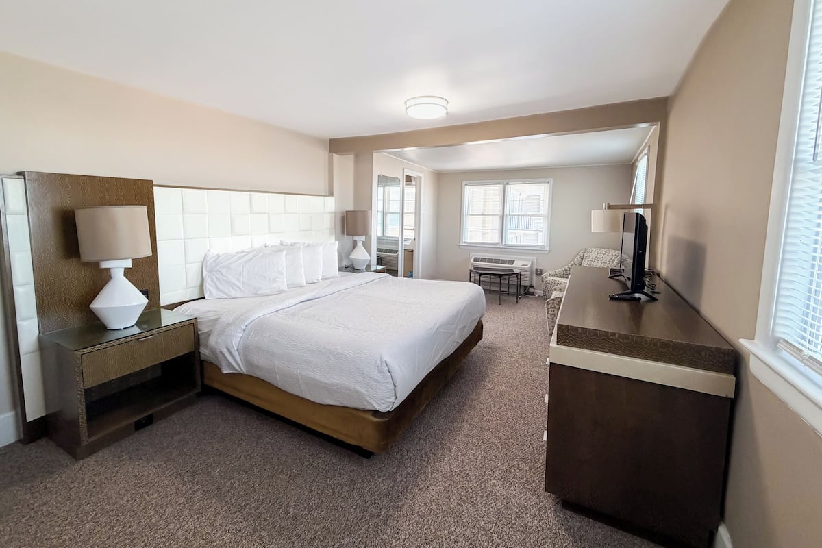 Deluxe Room, 1 King Bed, Non Smoking, Ocean View