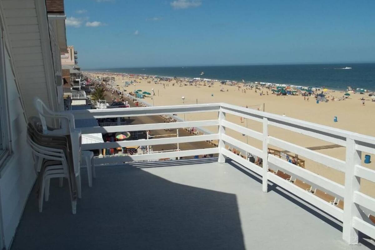 Un balcón con vistas a la playa.