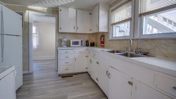 Apartment, 2 Bedrooms | Private kitchen | Fridge
