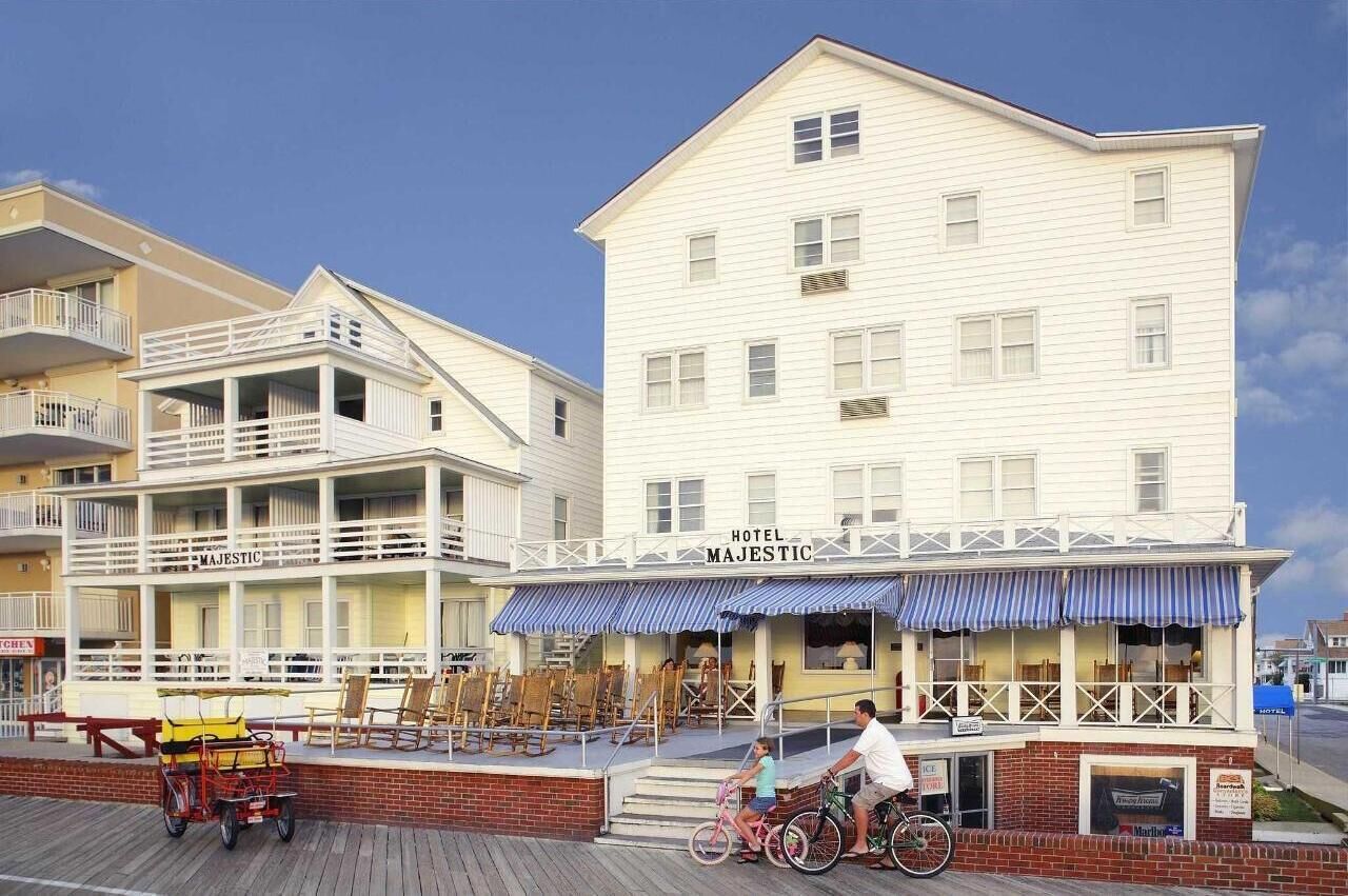 A hotel with a white facade, a balcony, and a sign reading "HOTEL MAJESTIC".