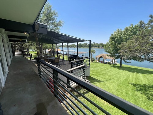 Retro Lakehouse - A Touch of Cabo, Vacation Paradise on Lake LBJ