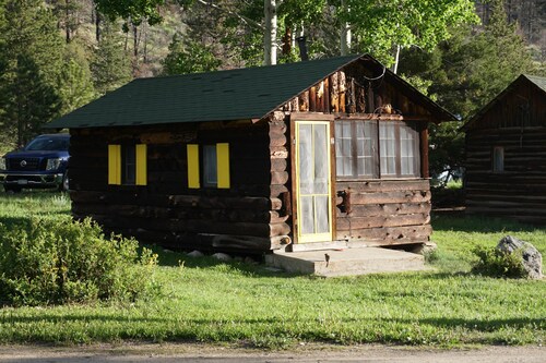 Cabin 2 at Sportsman’s Lodge, Rustic Cabin 2 at Sportsman's Lodge