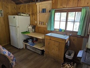 Refrigerador, cafetera/tetera, tostadora, utensilios de cocina