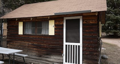 Cabin 9 at Sportsman’s Lodge, Rustic Cabin 9 at Sportsman's Lodge