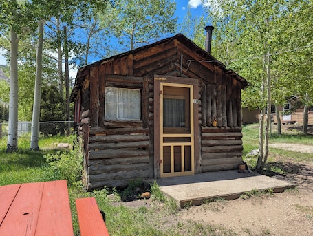外観. Cabin 10 at Sportsman’s Lodge, Rustic Cabin 10 at Sportsman's Lodge