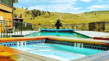 Sisäuima-allas, ulkouima-allas