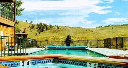 Walkout Studio Near W RMNP + Pool & Hot Tubs