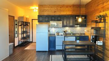 Køleskab, mikrobølgeovn, ovn, kogeplade