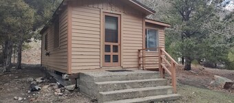 Cabin 11 at Sportsman’s Lodge, Modern Cabin 11 at Sportsman's Lodge