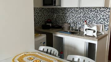 Estudio | Cocina privada | Frigorífico pequeño, microondas, plancha y utensilios de cocina