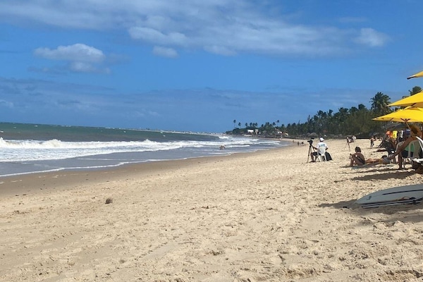 Na praia, areia branca