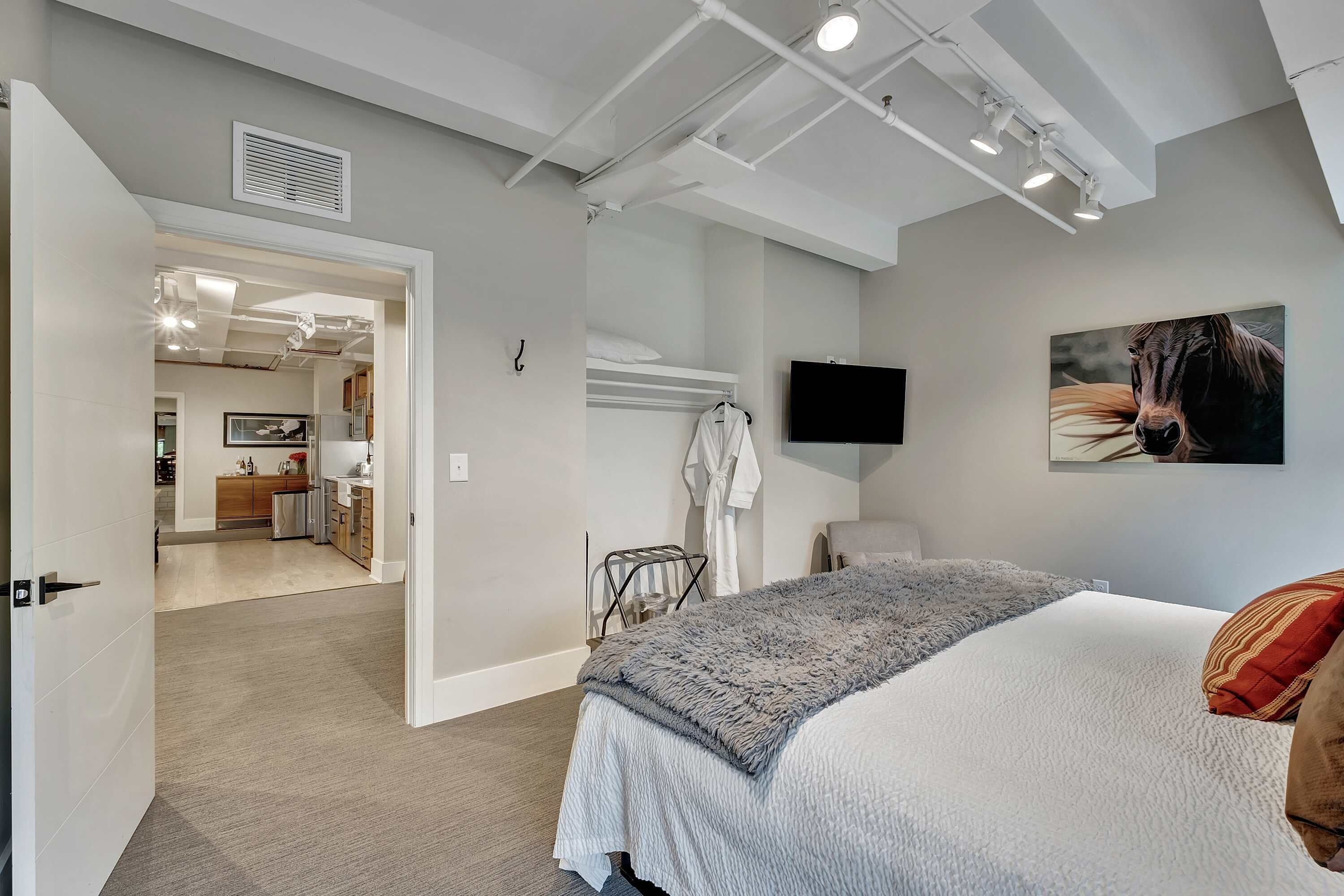 6 bedrooms, iron/ironing board, WiFi, bed sheets