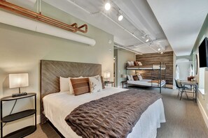 6 bedrooms, iron/ironing board, WiFi, bed sheets - Rustic Suite 6BR/3500 sq ft, Walkable to Broadway (Nashville)
