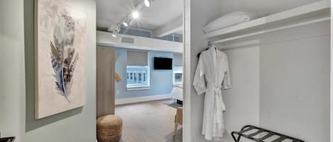 6 bedrooms, iron/ironing board, WiFi, bed sheets