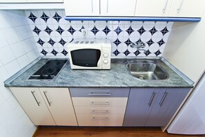 Réfrigérateur, micro-ondes, cafetière/bouilloire, bouilloire électrique