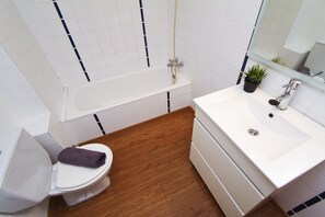 Bathtub, towels