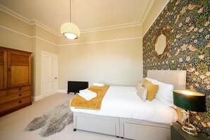 Desk, iron/ironing board, travel crib, WiFi (free) - Villa by the Sea; Escape the Ordinary (Broughty Ferry, Dundee)