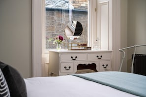 Desk, iron/ironing board, travel cot, free WiFi - Villa by the Sea; Escape the Ordinary (Broughty Ferry, Dundee)