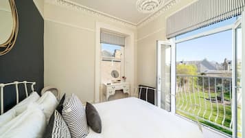 Skrivebord, strykejern/-brett, wi-fi (inkludert) og sengetøy