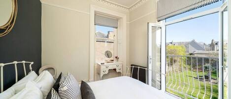 Een bureau, een strijkplank/strijkijzer, gratis wifi, beddengoed