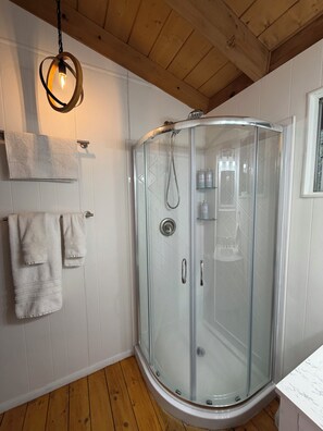 Dusche, Haartrockner, Handtücher, Seife