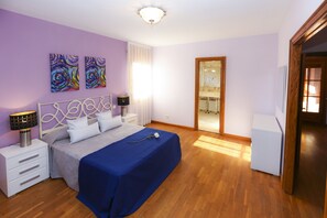 7 bedrooms, iron/ironing board, free WiFi, bed sheets - Villa GERANIS - Only Families (Cambrils)