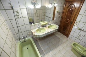 Bathtub, towels - Villa GERANIS - Only Families (Cambrils)